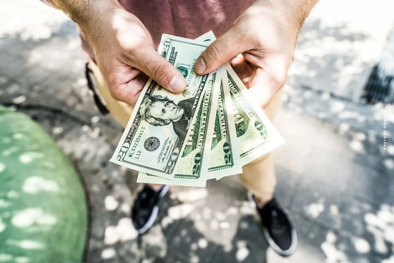 Dinero a la vista: aumento de los depósitos con caída de los tipos de interés
