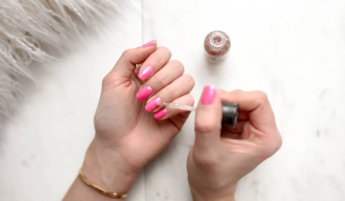 Esmalte de uñas: ¿plano y simple o elegante? Aplicar esmalte de uñas sin pintar, sin rayas y sin burbujas: ¡Así se hace!