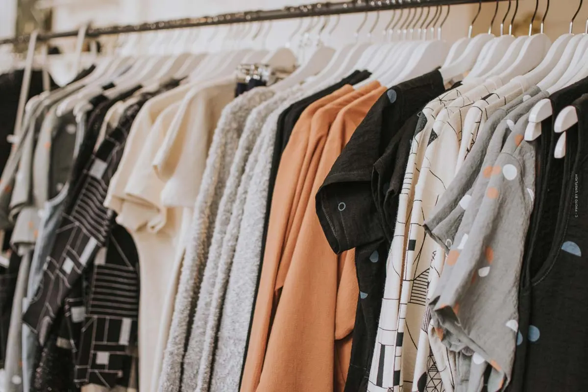 ASOS: Entre la alta costura y el estilo callejero - vestido de graduación, pantalones de deporte y bolso de diseño