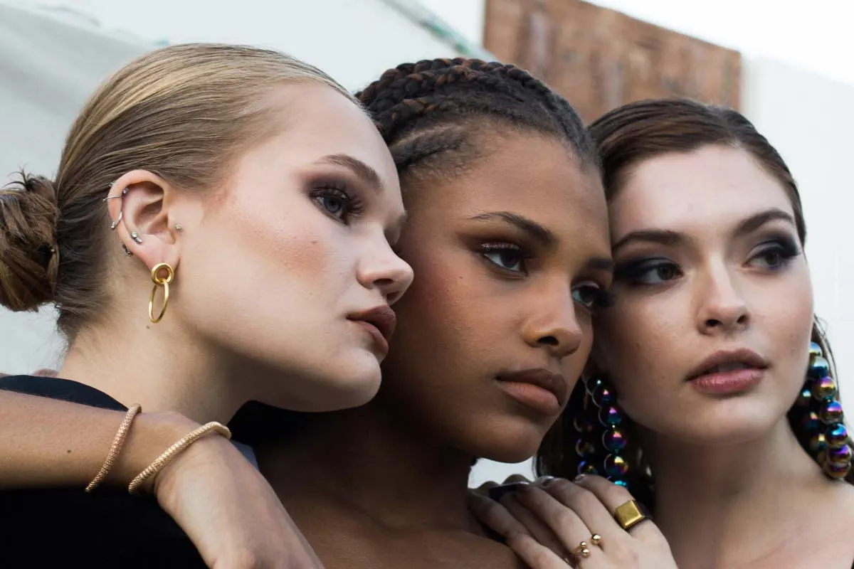 Givenchy: jerséis, bolsos y zapatillas del "inventor del pequeño vestido negro".