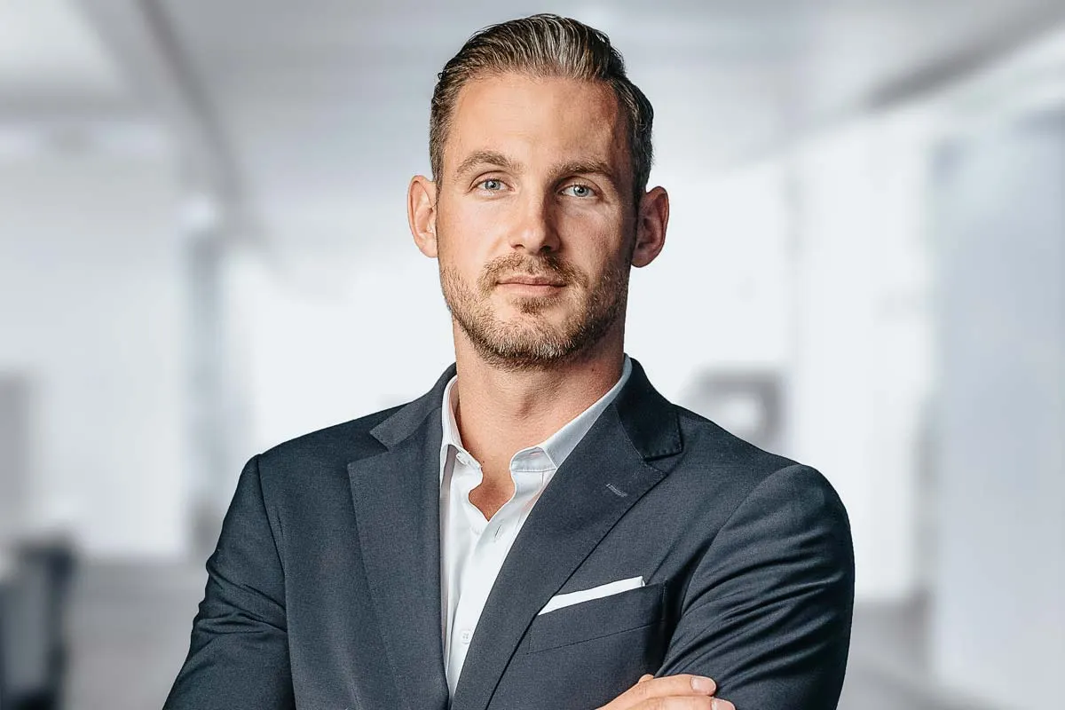 Entrevista al agente inmobiliario de Hamburgo: Thorben Andrich sobre la compra de inmuebles, los costes y los barrios populares de Hamburgo