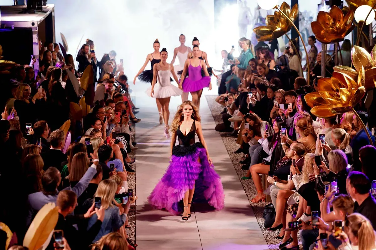 Lascana: ropa interior rosa y un precioso vestido de noche - Semana de la Moda de Berlín