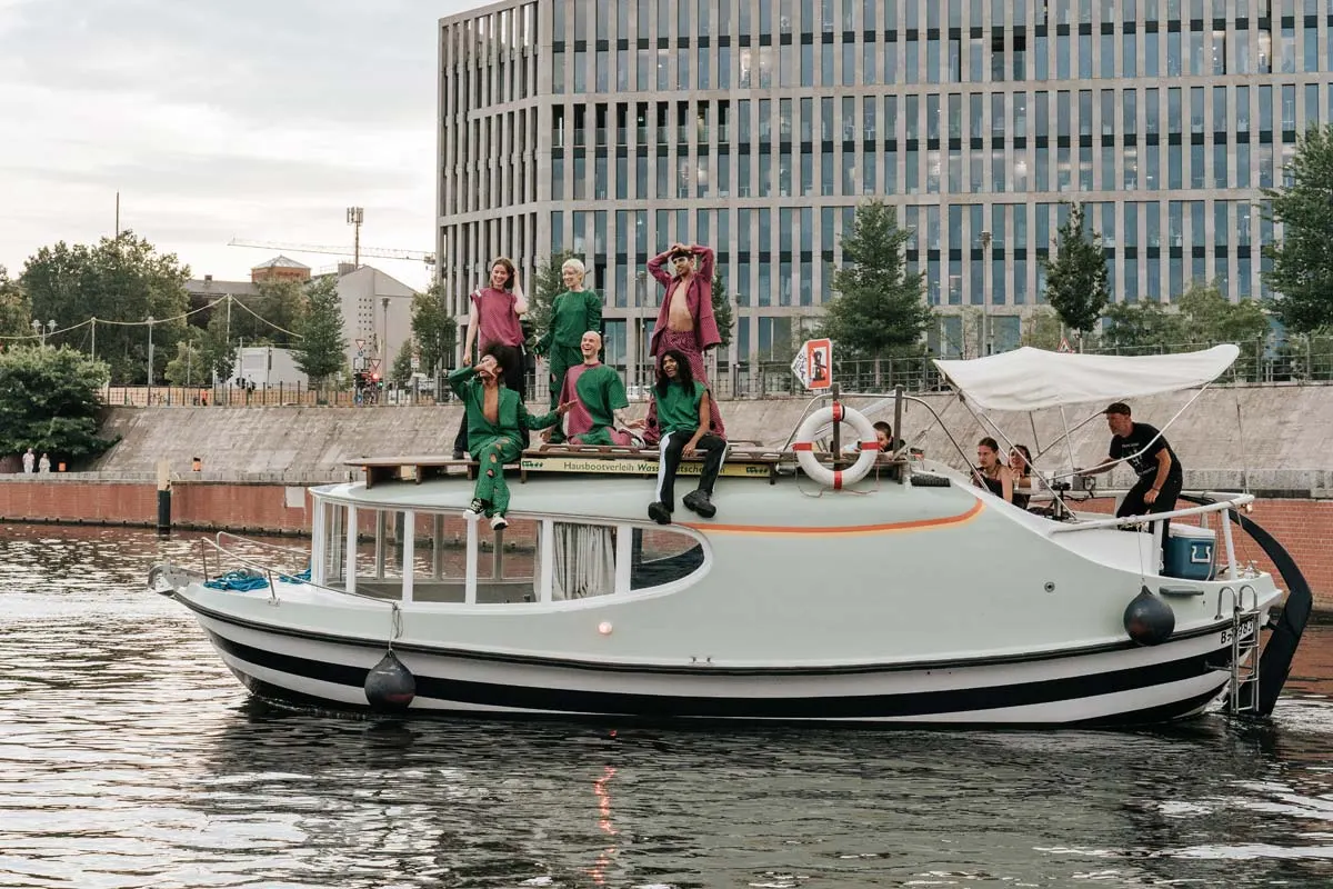 Damur Mode en el barco: ropa de calle berlinesa de alta gama - FW 2023 Verano