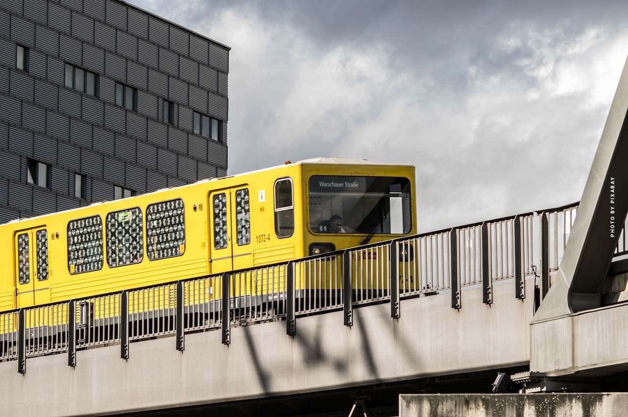 berlin-mitte-makler-luxus-realtor-property-investment-kapitalanlage-metro-sbahn-gelb-yellow-stadtmitte-station