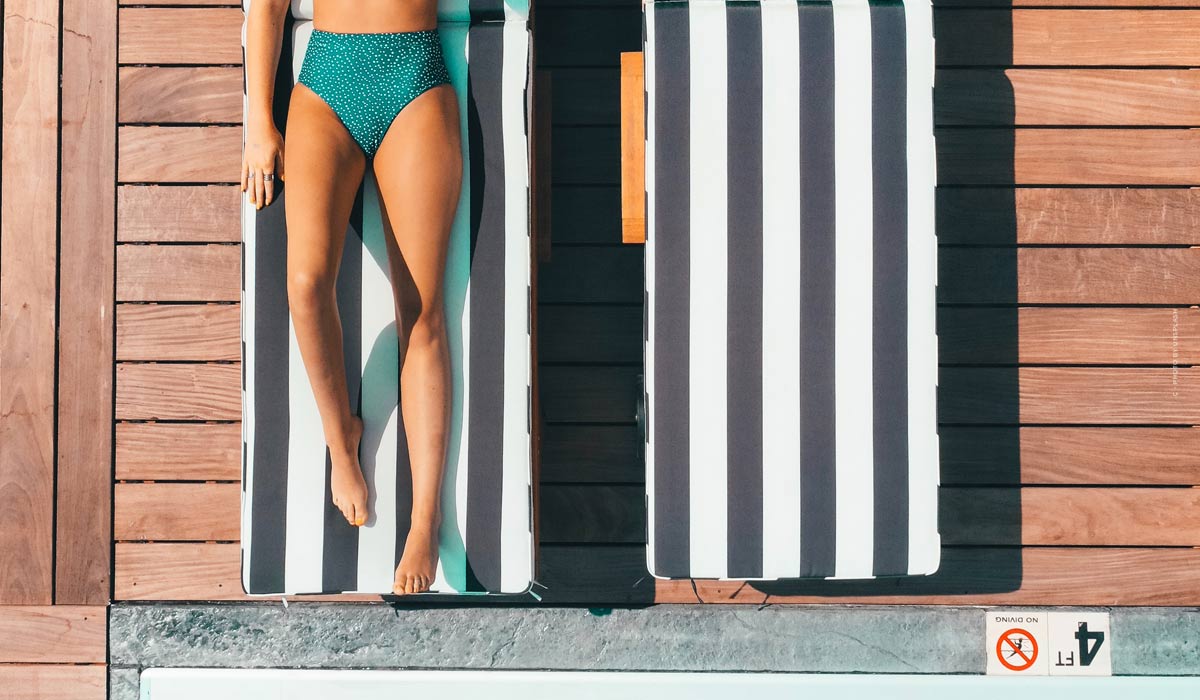 self-tanner-how-to-fails-tipps-advice-summer-beach-pool-bikini-model