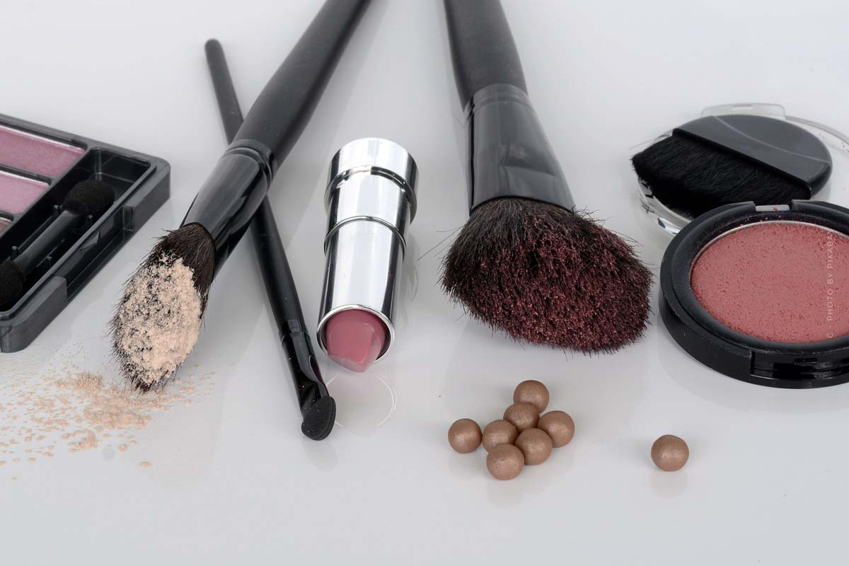schminke-tutorial-lippenstift-wimperntusche-pinsel-augen-makeup