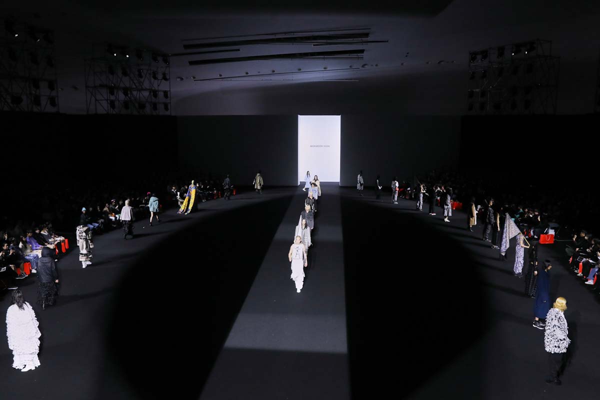 Seokwoon Yoon: Südkoreanische Tradition trifft auf avantgardistische Moderne - Seoul Fashion Week FW 23/24