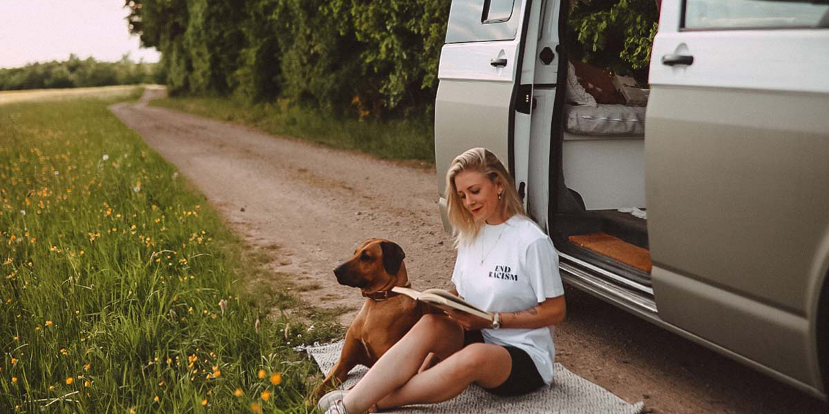 anni-camping-natur-hund-lesen-van-outdoor-titelbild